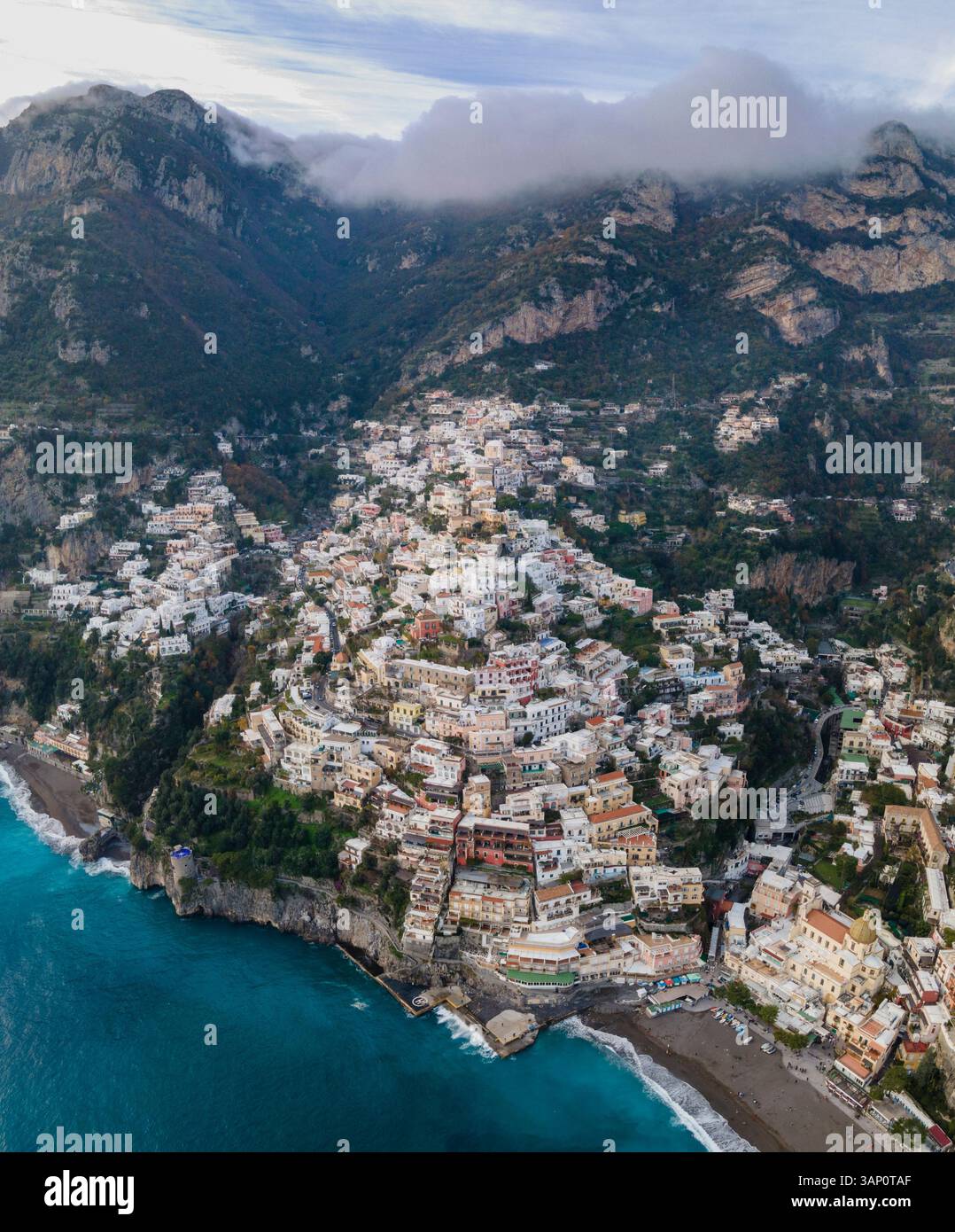 Panoramica vista aerea di Positano, una bellissima cittadina lungo la costiera amalfitana al tramonto, Salerno, Italia. Foto Stock