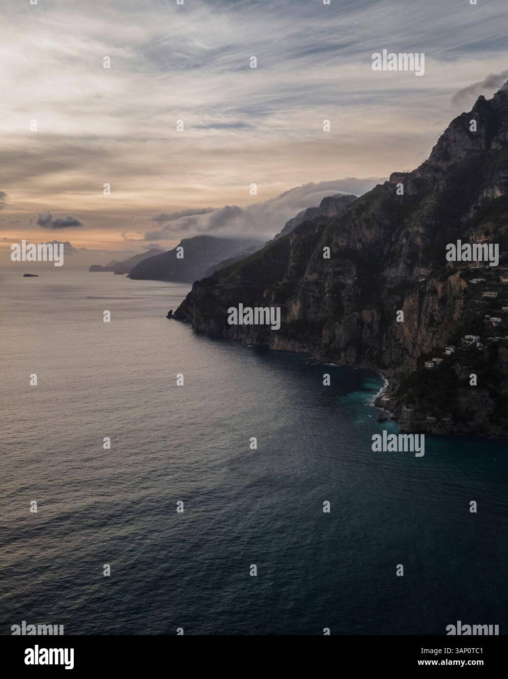 Vista aerea di una spiaggia vuota in inverno nel centro di Positano, Costiera Amalfitana, Salerno, italia. Foto Stock
