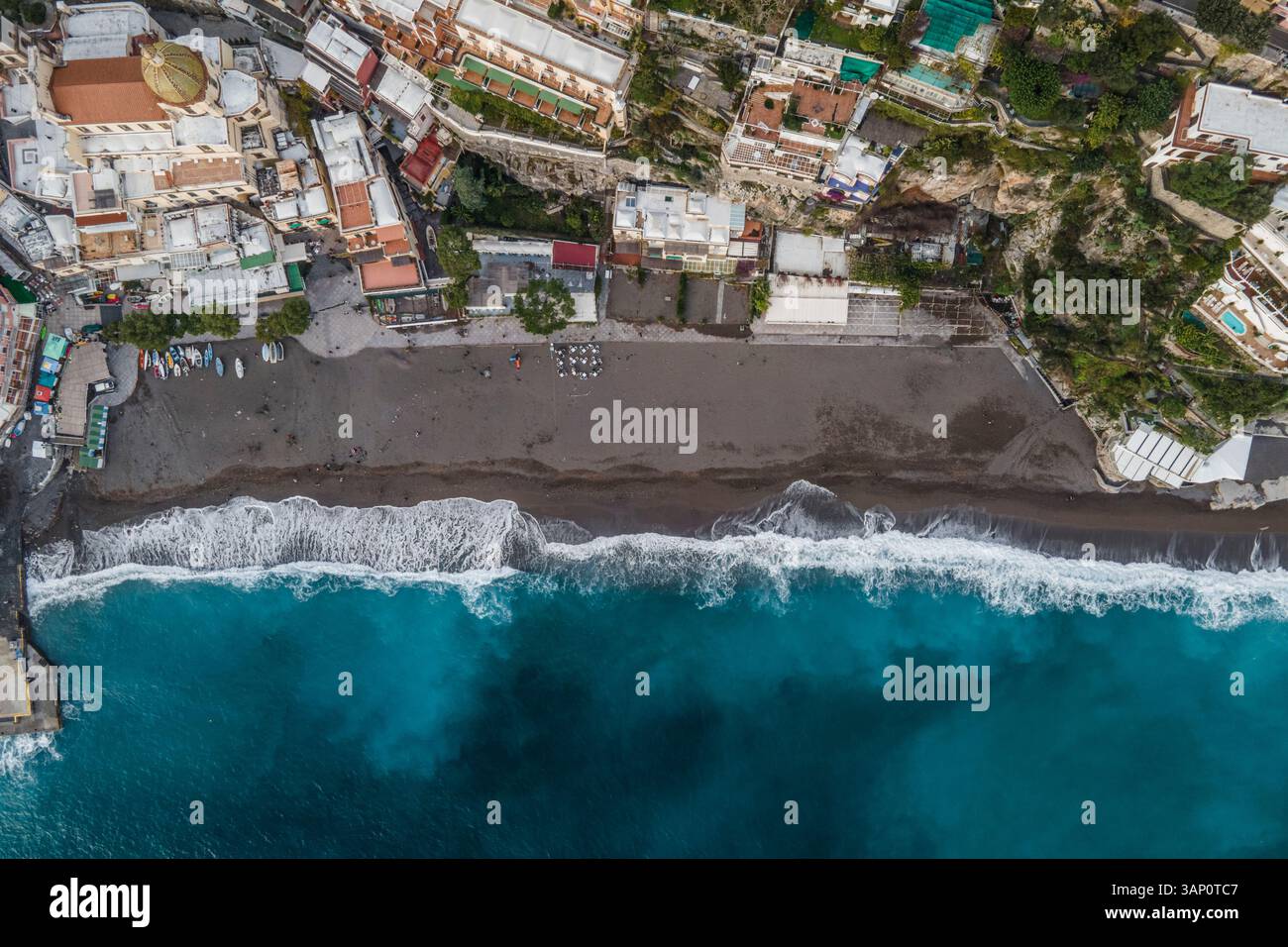 Vista aerea di una spiaggia vuota in inverno nel centro di Positano, Costiera Amalfitana, Salerno, italia. Foto Stock
