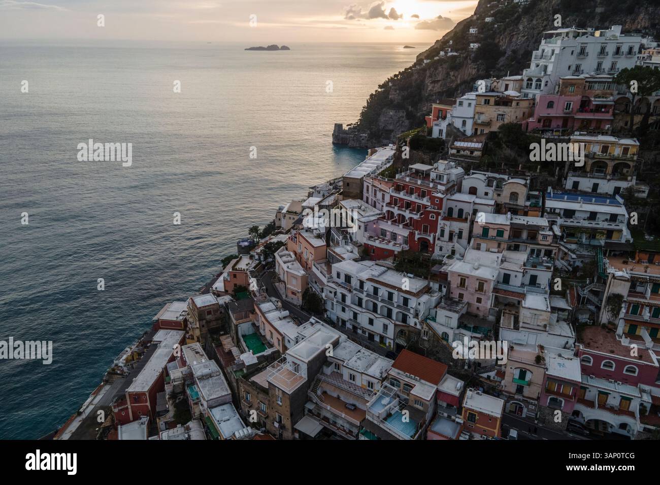 Vista aerea di Positano con tetto colorato lungo la costiera amalfitana, Salerno, Italia. Foto Stock