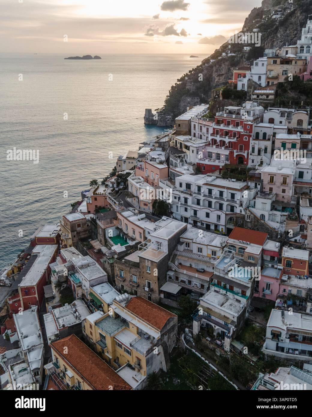 Vista aerea di Positano con tetto colorato lungo la costiera amalfitana, Salerno, Italia. Foto Stock