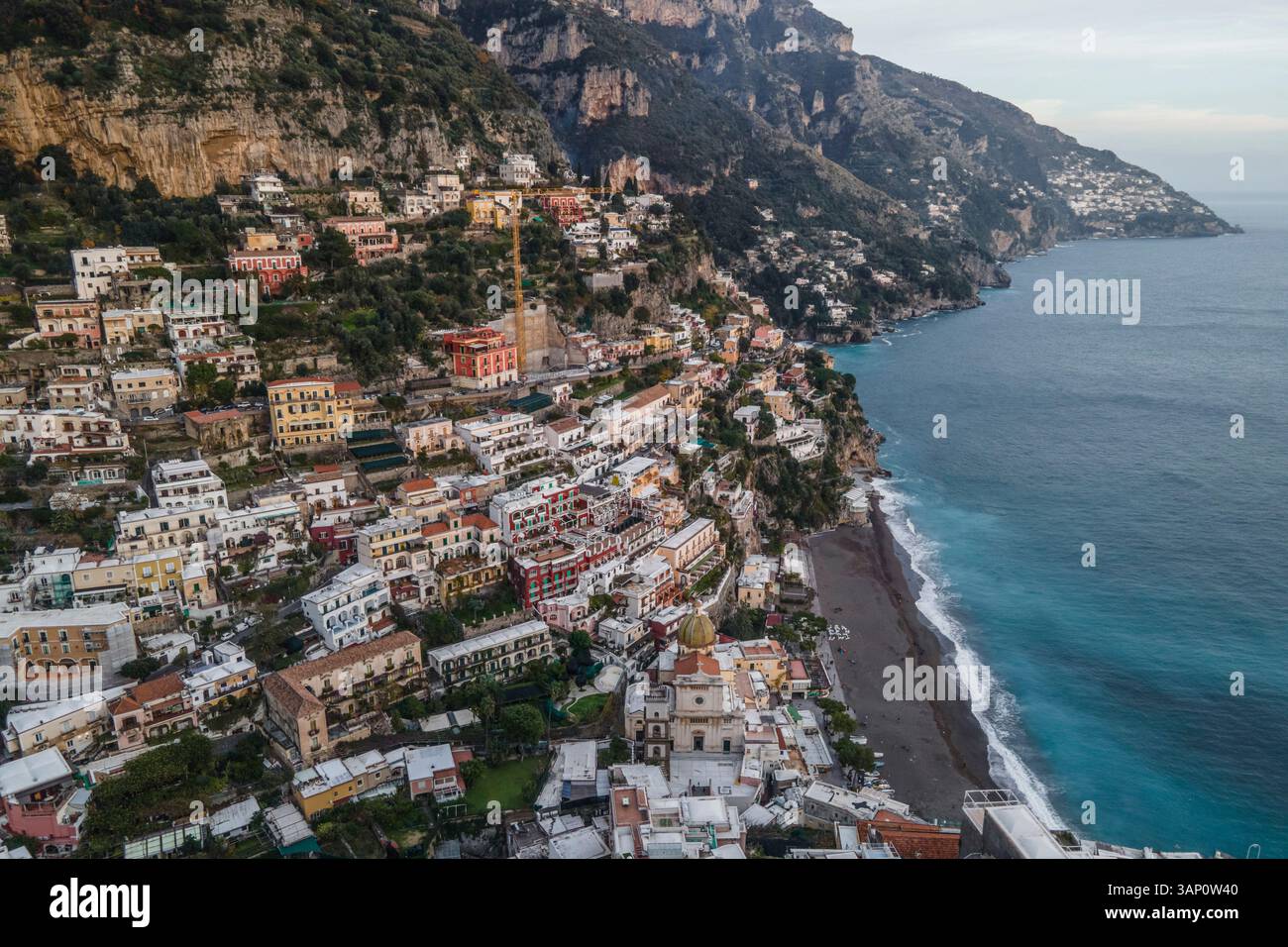 Vista aerea di Positano con tetto colorato lungo la costiera amalfitana, Salerno, Italia. Foto Stock