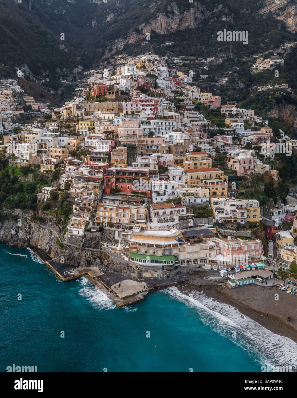 Panoramica vista aerea di Positano, una bellissima cittadina lungo la costiera amalfitana al tramonto, Salerno, Italia. Foto Stock
