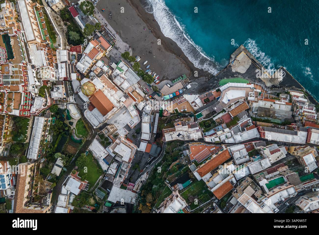 Vista aerea di Positano con tetto colorato lungo la costiera amalfitana, Salerno, Italia. Foto Stock