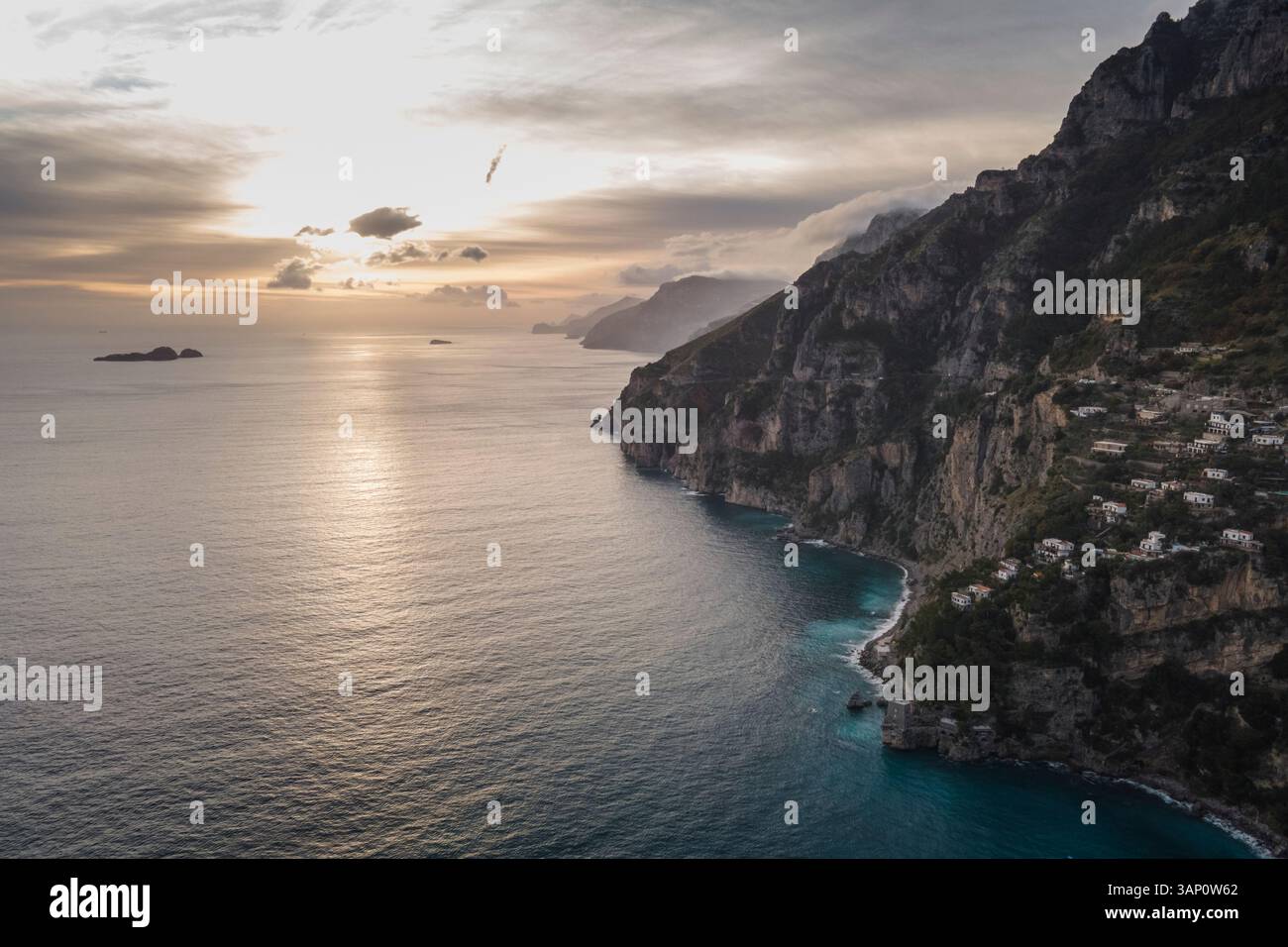 Vista aerea di una spiaggia vuota in inverno nel centro di Positano, Costiera Amalfitana, Salerno, italia. Foto Stock