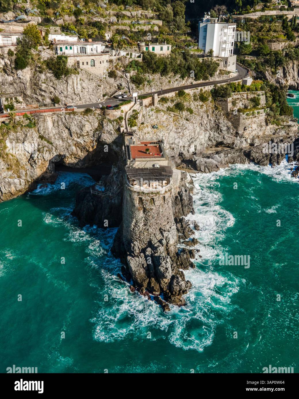 Veduta aerea di Torre Normanna, una torre medievale lungo la costa vicino ad Amalfi, Costiera Amalfitana, Salerno, Maiori, Italia. Foto Stock
