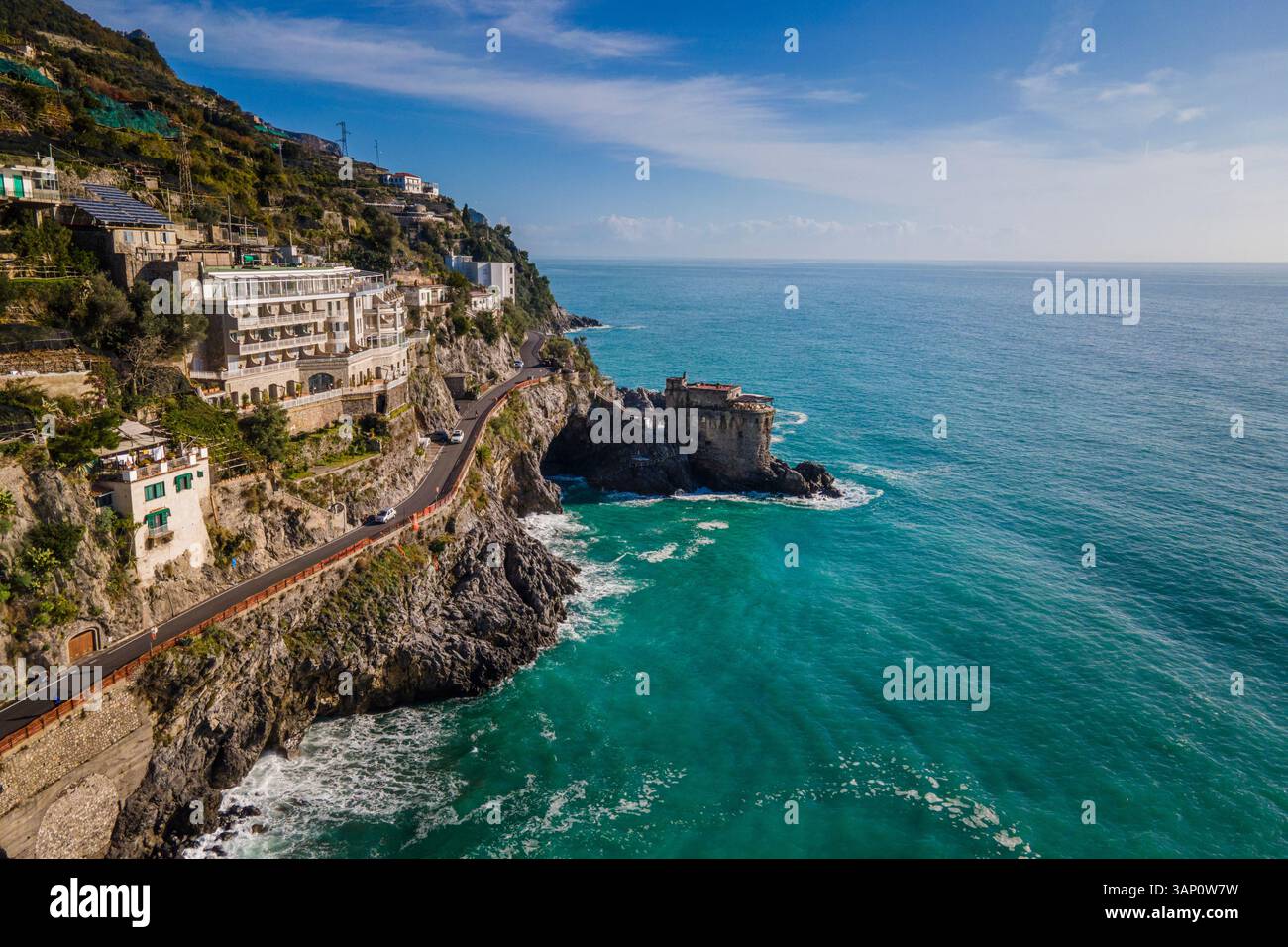 Veduta aerea di Torre Normanna, una torre medievale lungo la costa vicino ad Amalfi, Costiera Amalfitana, Salerno, Maiori, Italia. Foto Stock