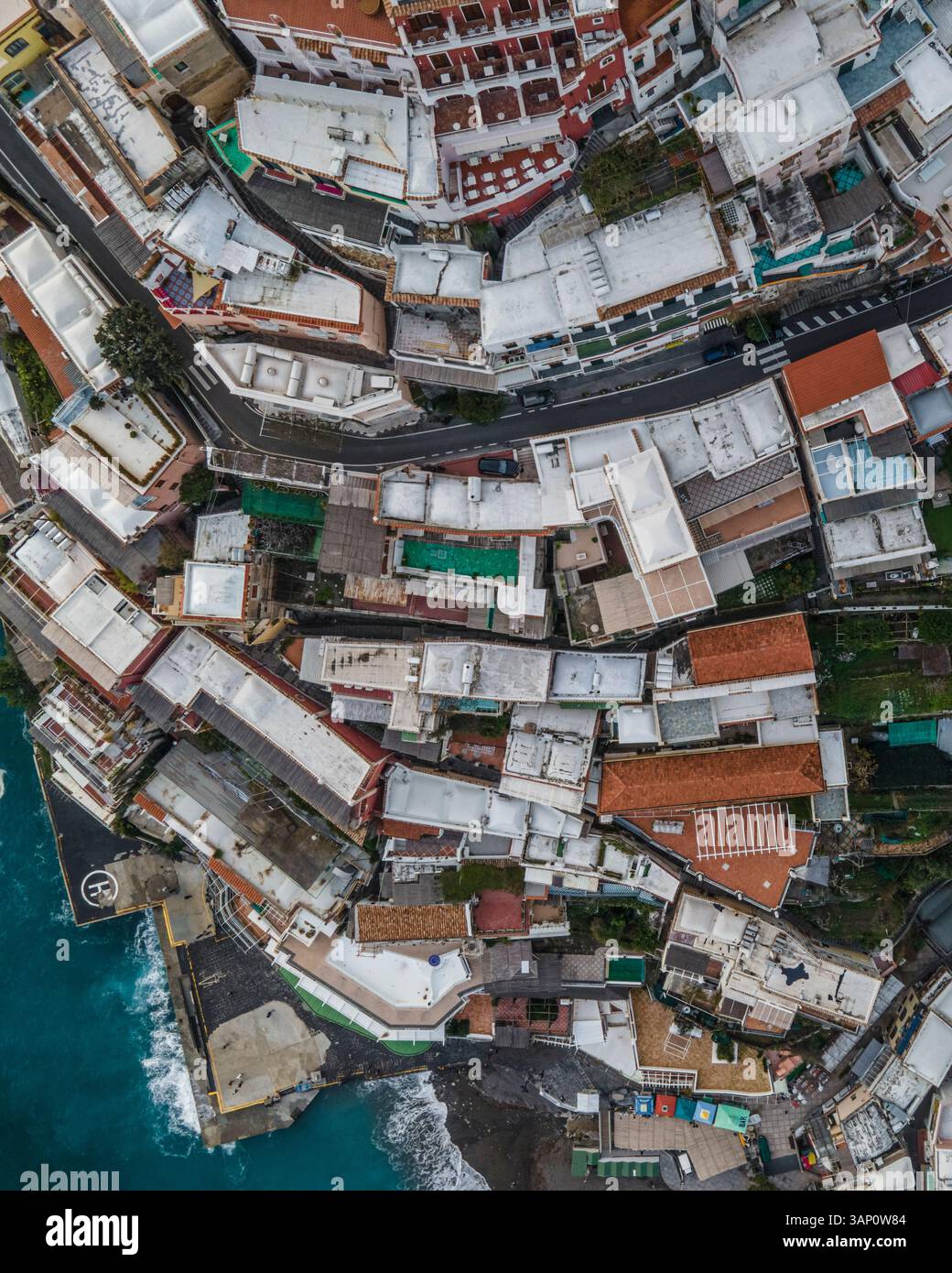 Vista aerea di Positano con tetto colorato lungo la costiera amalfitana, Salerno, Italia. Foto Stock