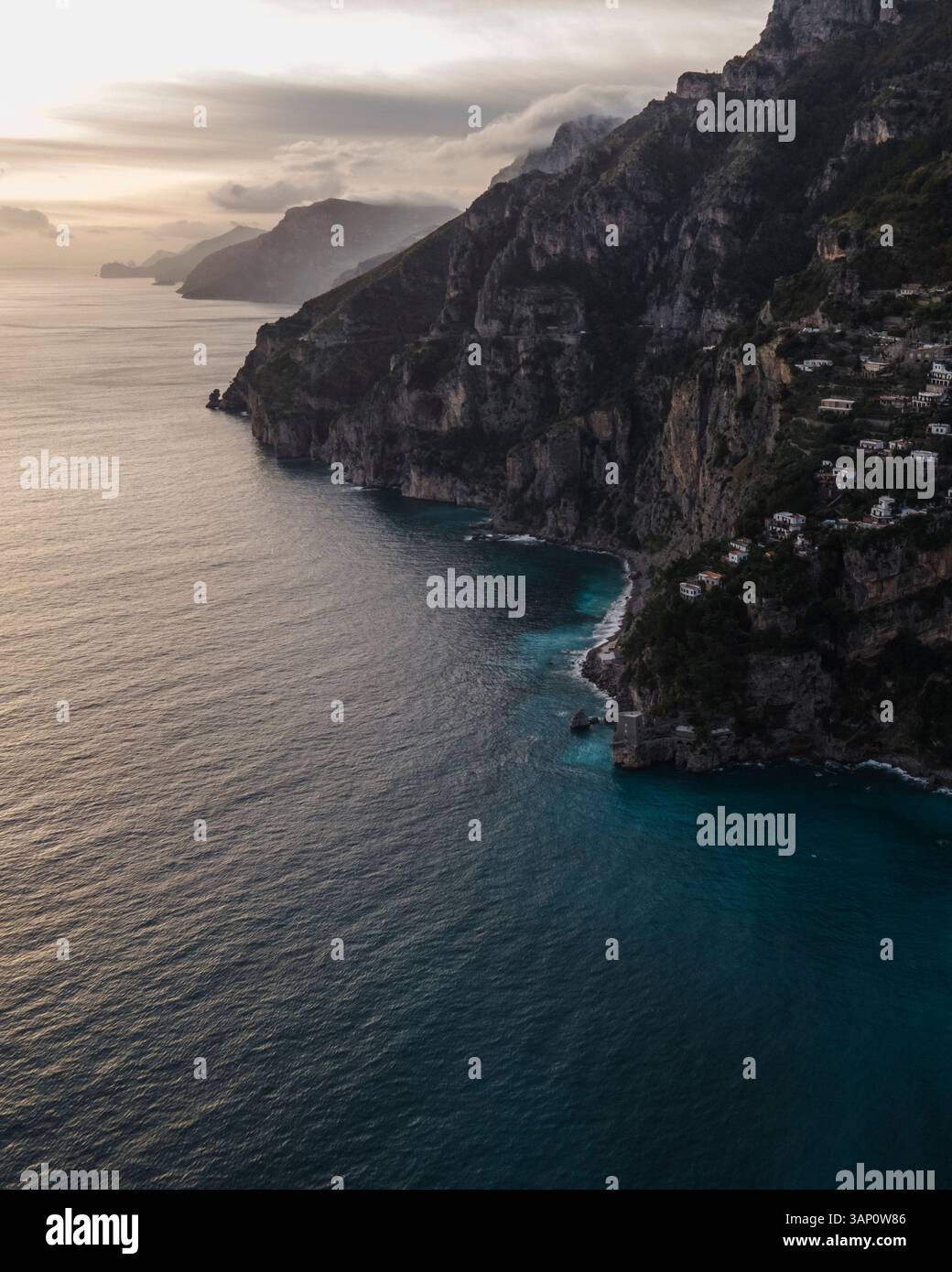 Vista aerea di una spiaggia vuota in inverno nel centro di Positano, Costiera Amalfitana, Salerno, italia. Foto Stock