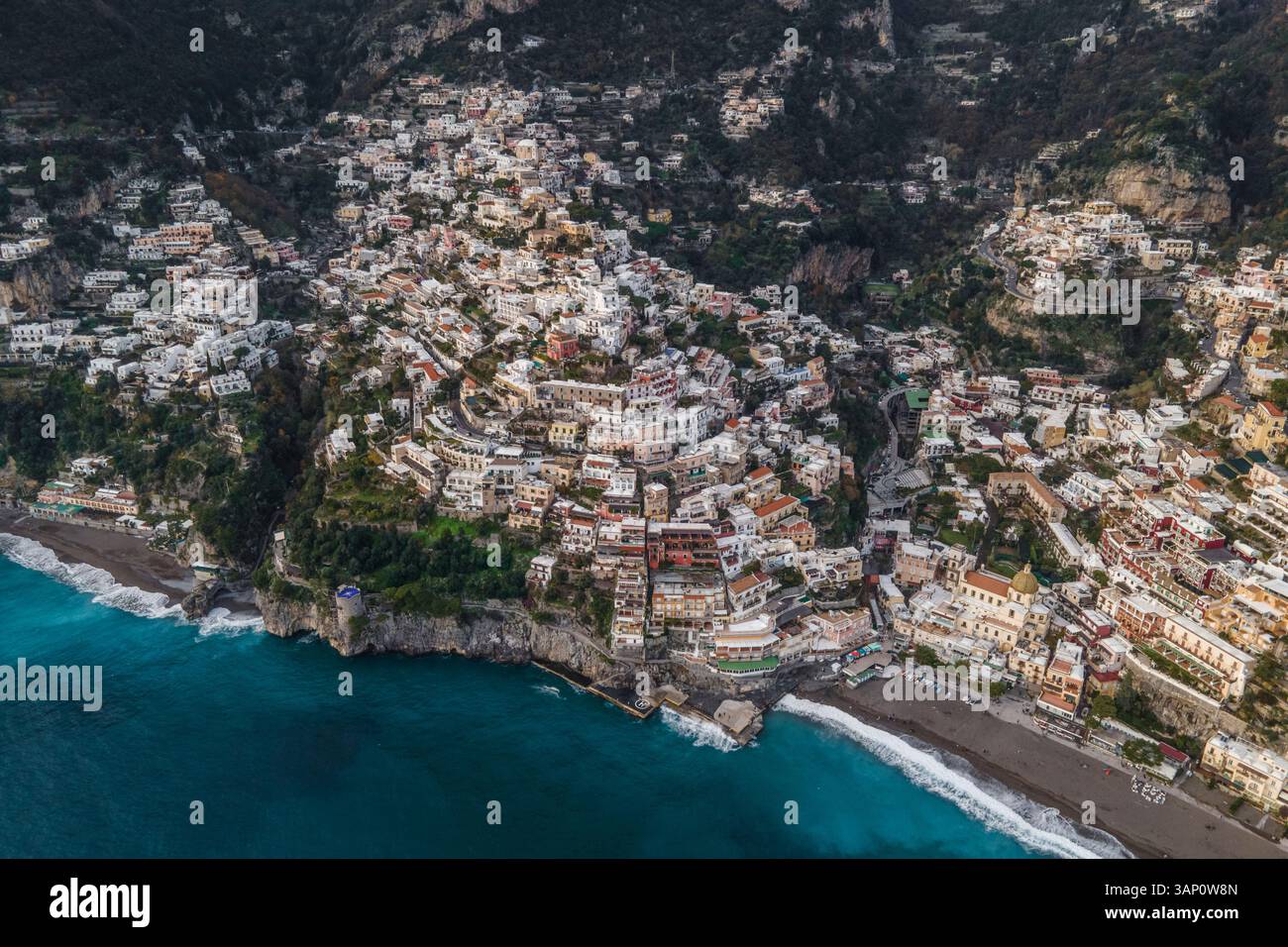 Panoramica vista aerea di Positano, una bellissima cittadina lungo la costiera amalfitana al tramonto, Salerno, Italia. Foto Stock