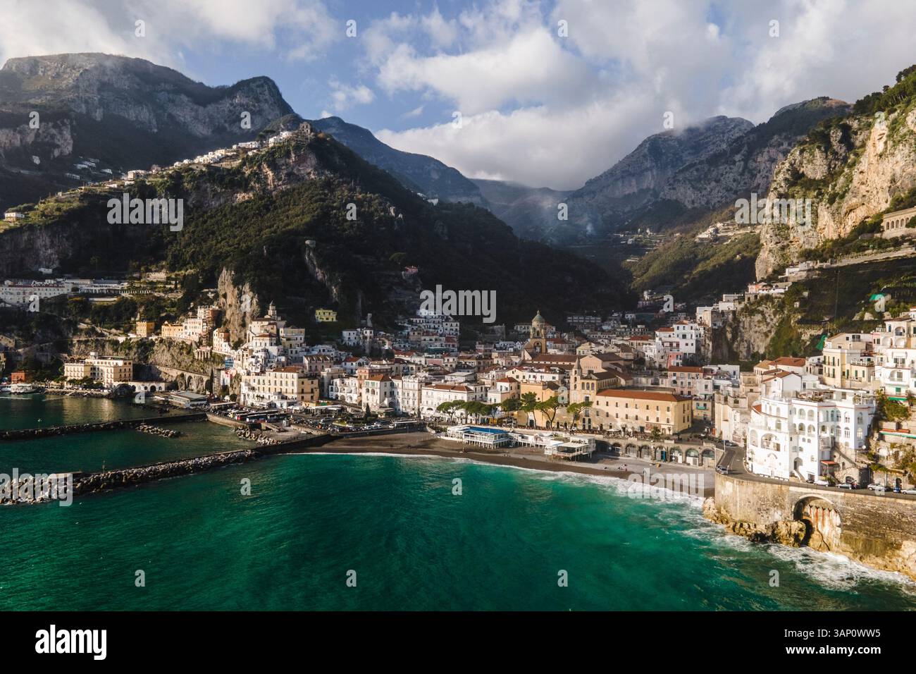 Veduta aerea di Amalfi, cittadina lungo la costiera amalfitana affacciata sul Mediterraneo, Salerno, Italia. Foto Stock