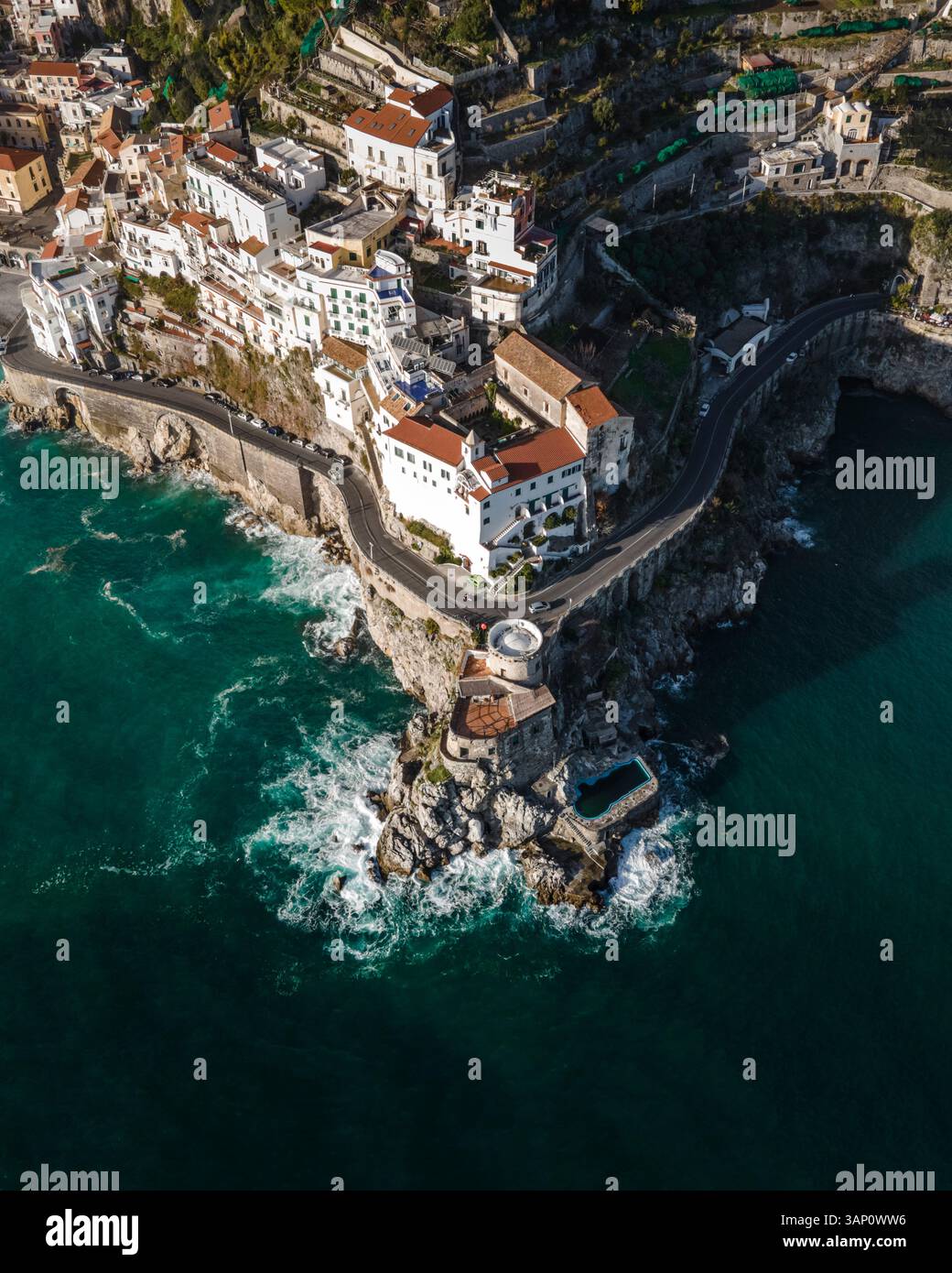 Veduta aerea di una torre medievale in rovina lungo la strada di Amalfi Drive, Costiera Amalfitana, Salerno, Italia. Foto Stock