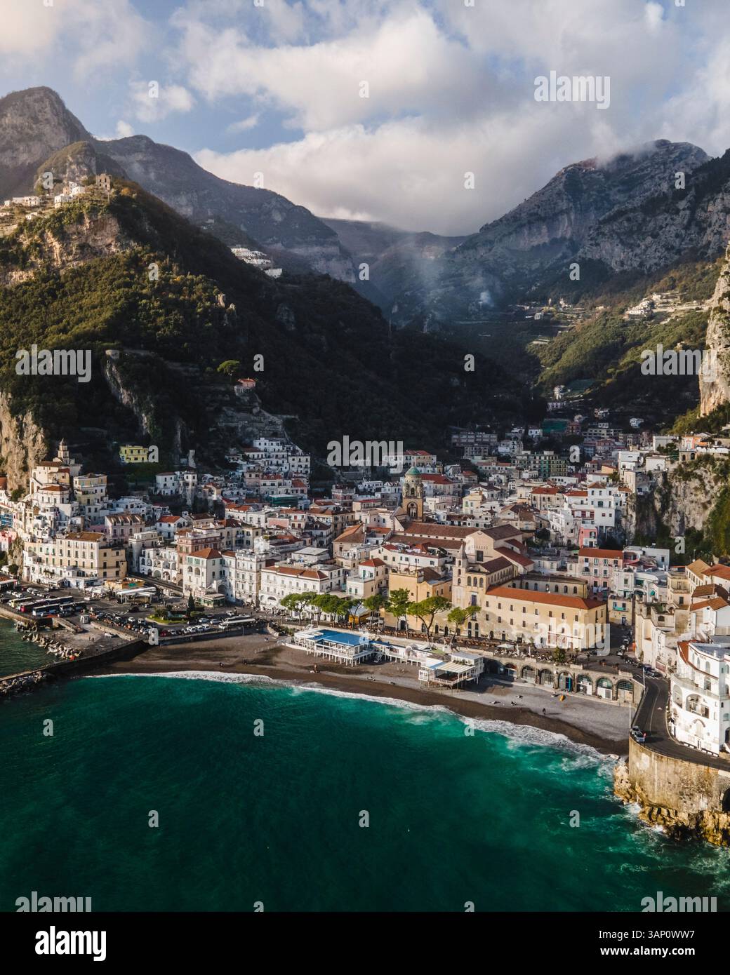 Veduta aerea di Amalfi, cittadina lungo la costiera amalfitana affacciata sul Mediterraneo, Salerno, Italia. Foto Stock