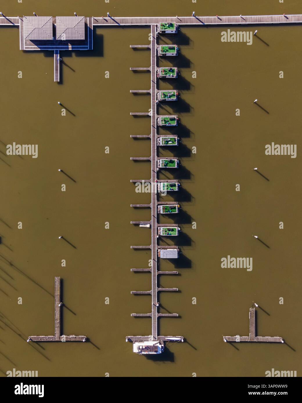 Vista aerea del porto di Lisbona e del terminal dei traghetti lungo il fiume Tago, Lisbona, Portogallo. Foto Stock