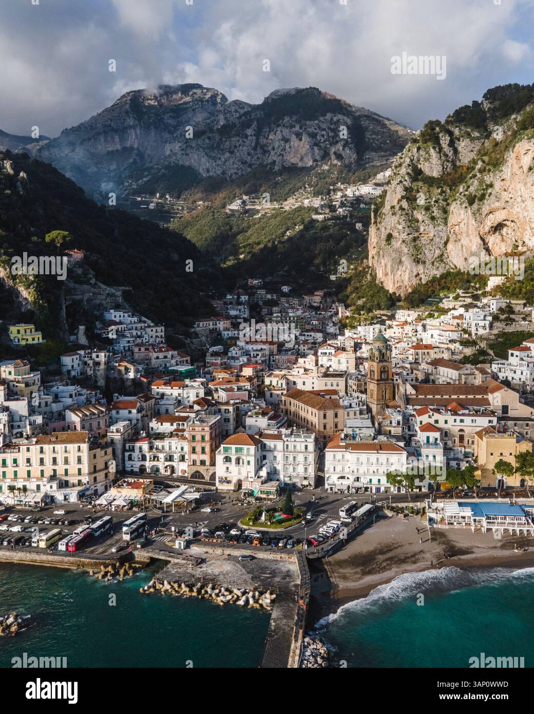 Veduta aerea di Amalfi, cittadina lungo la costiera amalfitana affacciata sul Mediterraneo, Salerno, Italia. Foto Stock