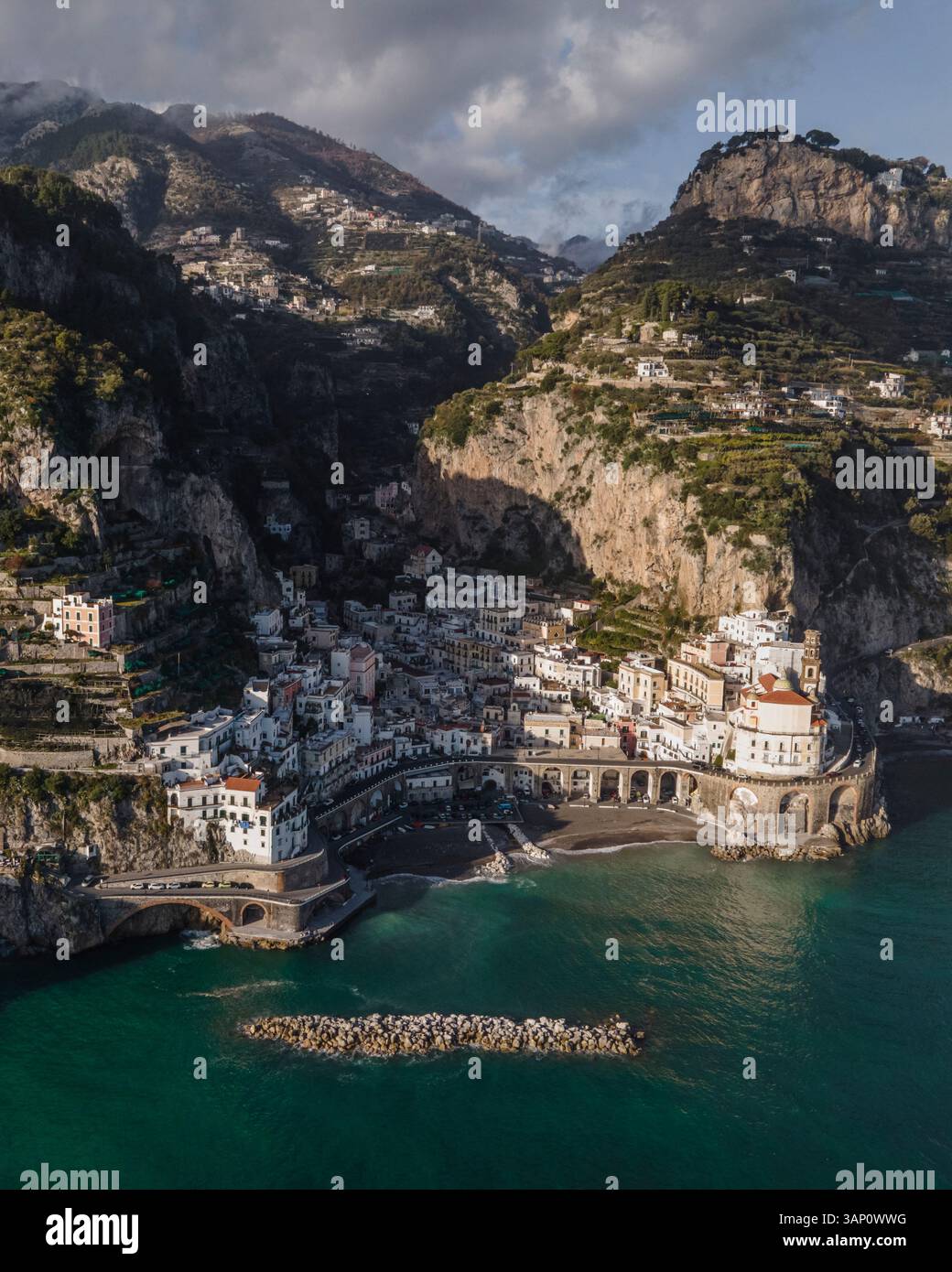 Veduta aerea di Atrani, un piccolo paese lungo la costiera amalfitana di fronte al Mediterraneo, Salerno, Italia. Foto Stock