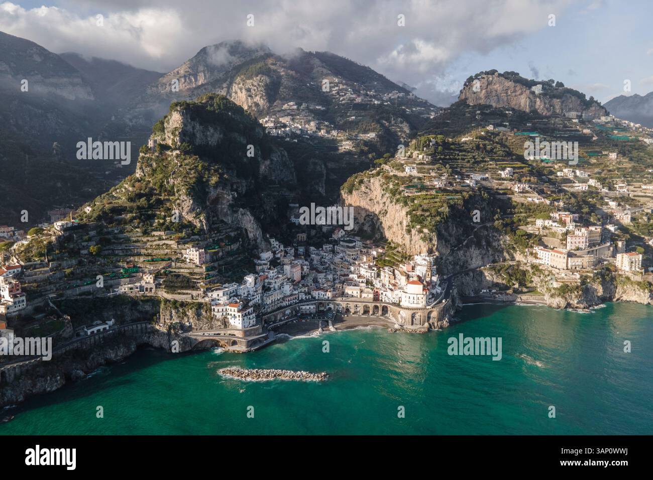 Veduta aerea di Atrani, un piccolo paese lungo la costiera amalfitana di fronte al Mediterraneo, Salerno, Italia. Foto Stock