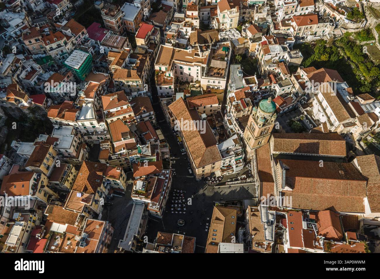 Veduta aerea di Amalfi, cittadina lungo la costiera amalfitana affacciata sul Mediterraneo, Salerno, Italia. Foto Stock