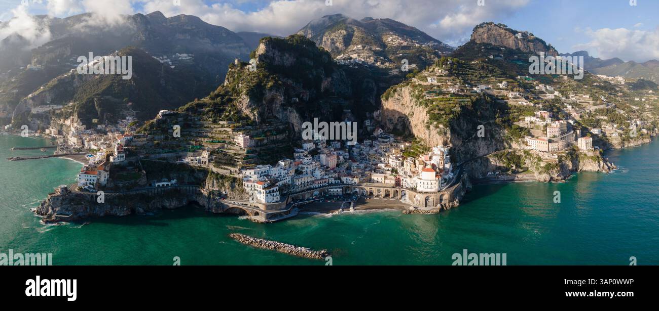 Vista aerea panoramica di Atrani, una piccola cittadina lungo la Costiera Amalfitana di fronte al Mediterraneo, Salerno, Italia. Foto Stock