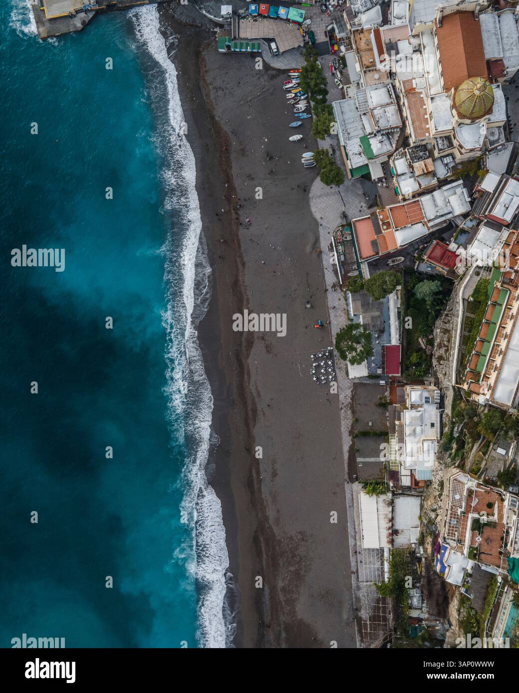 Vista aerea di una spiaggia vuota in inverno nel centro di Positano, Costiera Amalfitana, Salerno, italia. Foto Stock