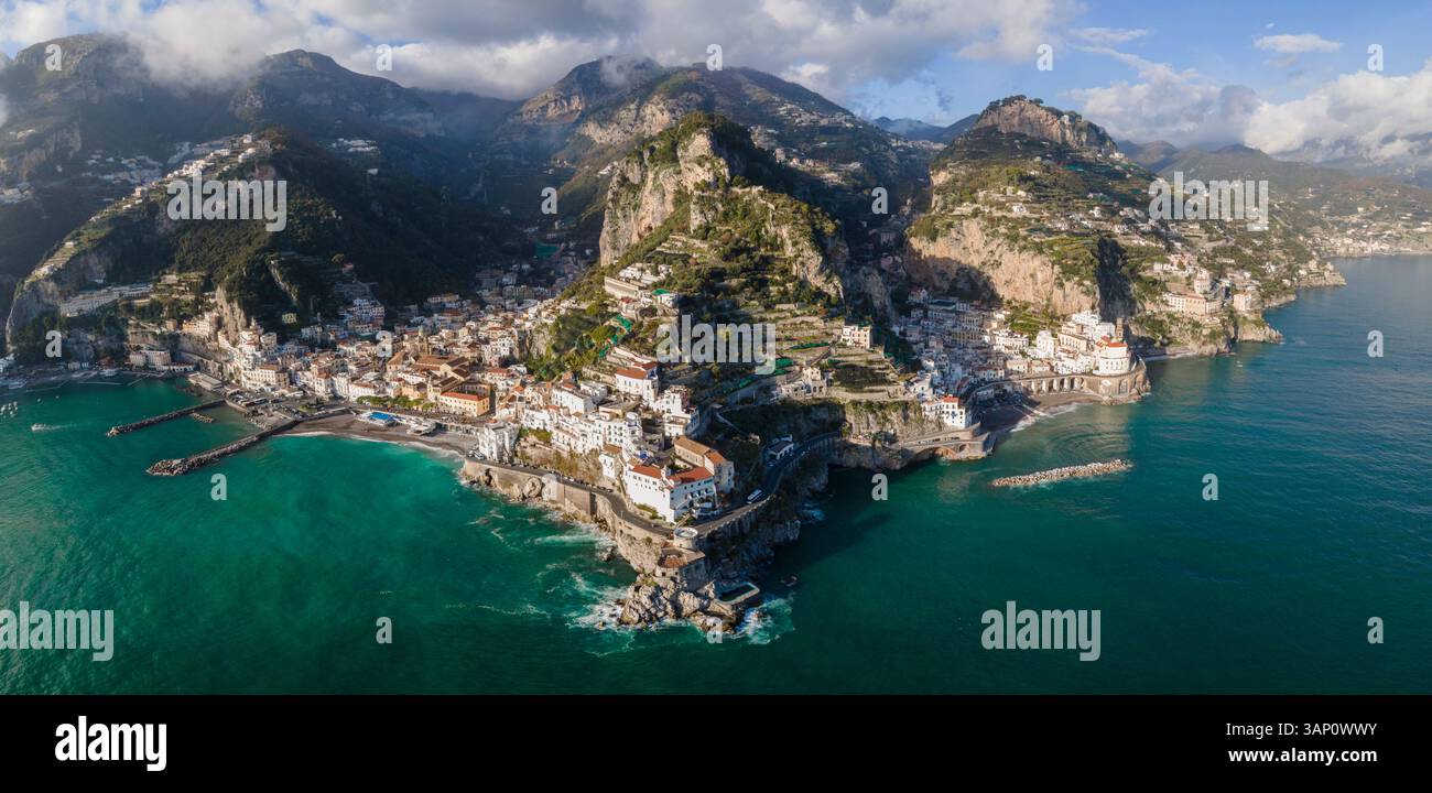 Vista aerea panoramica di Amalfi e Atrani, due splendide destinazioni di viaggio lungo la costiera amalfitana, Salerno, Italia. Foto Stock