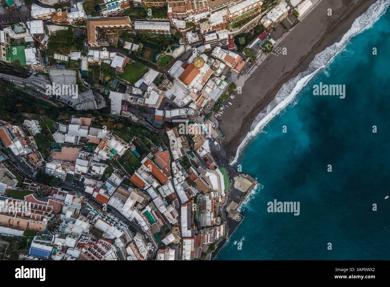 Vista aerea di Positano con tetto colorato lungo la costiera amalfitana, Salerno, Italia. Foto Stock