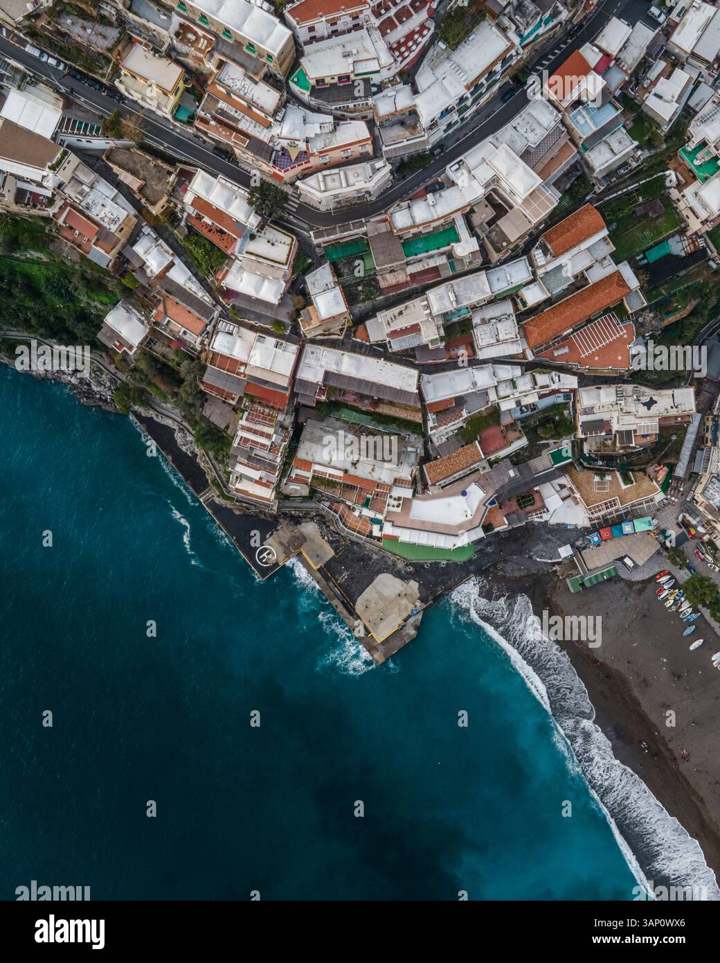 Vista aerea di Positano con tetto colorato lungo la costiera amalfitana, Salerno, Italia. Foto Stock