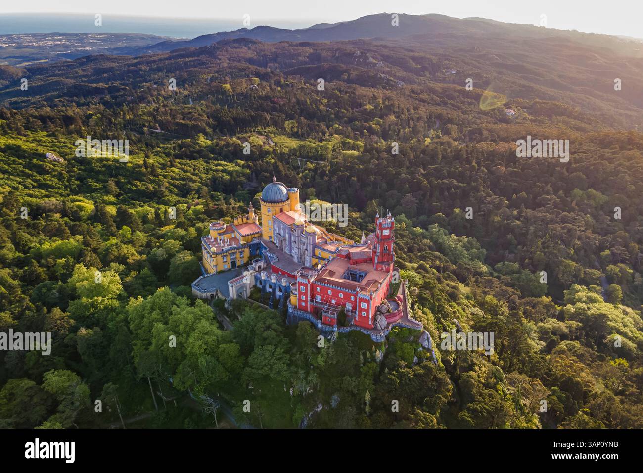 Vista aerea del Palácio da pena, un colorato castello romanticismo sulla cima di una collina durante un bellissimo tramonto, Sintra, Lisbona, Portogallo. Foto Stock