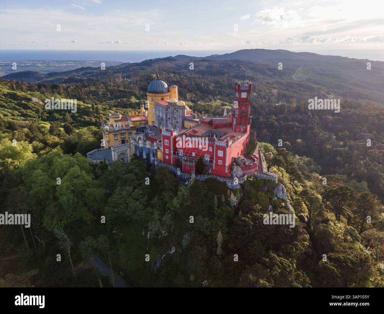 Vista aerea del Palácio da pena, un colorato castello romanticismo sulla cima di una collina durante un bellissimo tramonto, Sintra, Lisbona, Portogallo. Foto Stock
