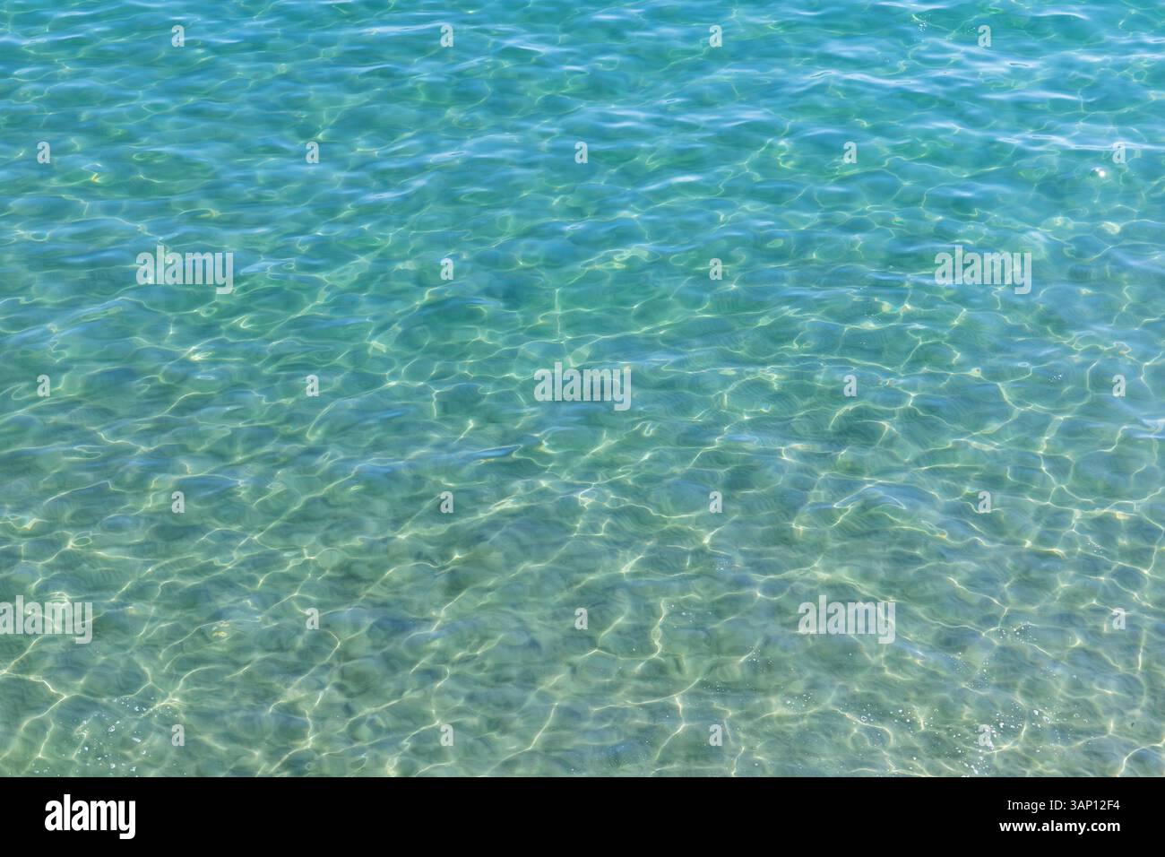Il mare cristallino di Sitges, Spagna. Foto Stock