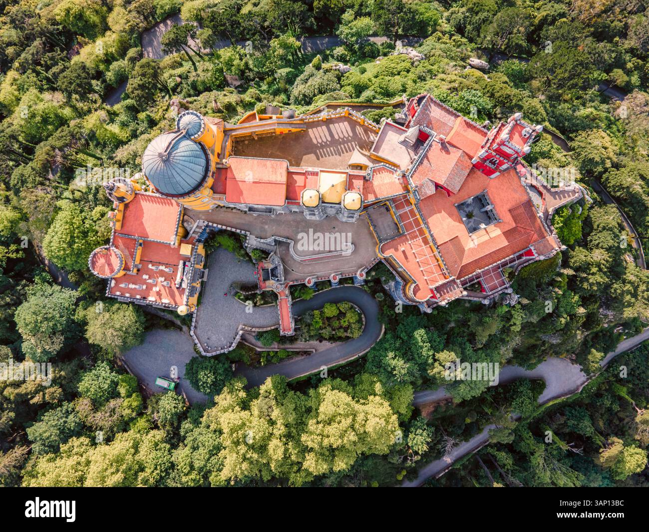 Vista aerea del Palazzo pena dall'alto, vista del più iconico monumento del castello di Sintra, Lisbona, Portogallo. Foto Stock