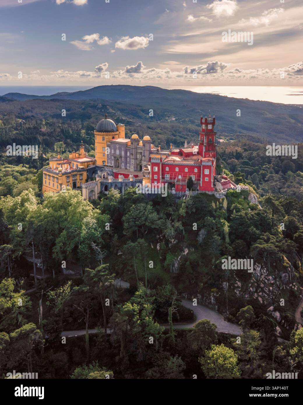 Vista aerea del Palazzo pena, un palazzo romanticista in cima a una collina nel parco al tramonto, Sintra, Lisbona, Portogallo. Foto Stock