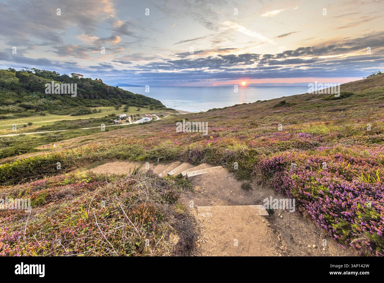 Tramonto sulla Baia di Erretegia. Spiaggia sulla costa basca francese al Belvedere de Bidart. Sentiero per passeggiate con scale nella vegetazione costiera naturale. Biarritz, Ba Foto Stock