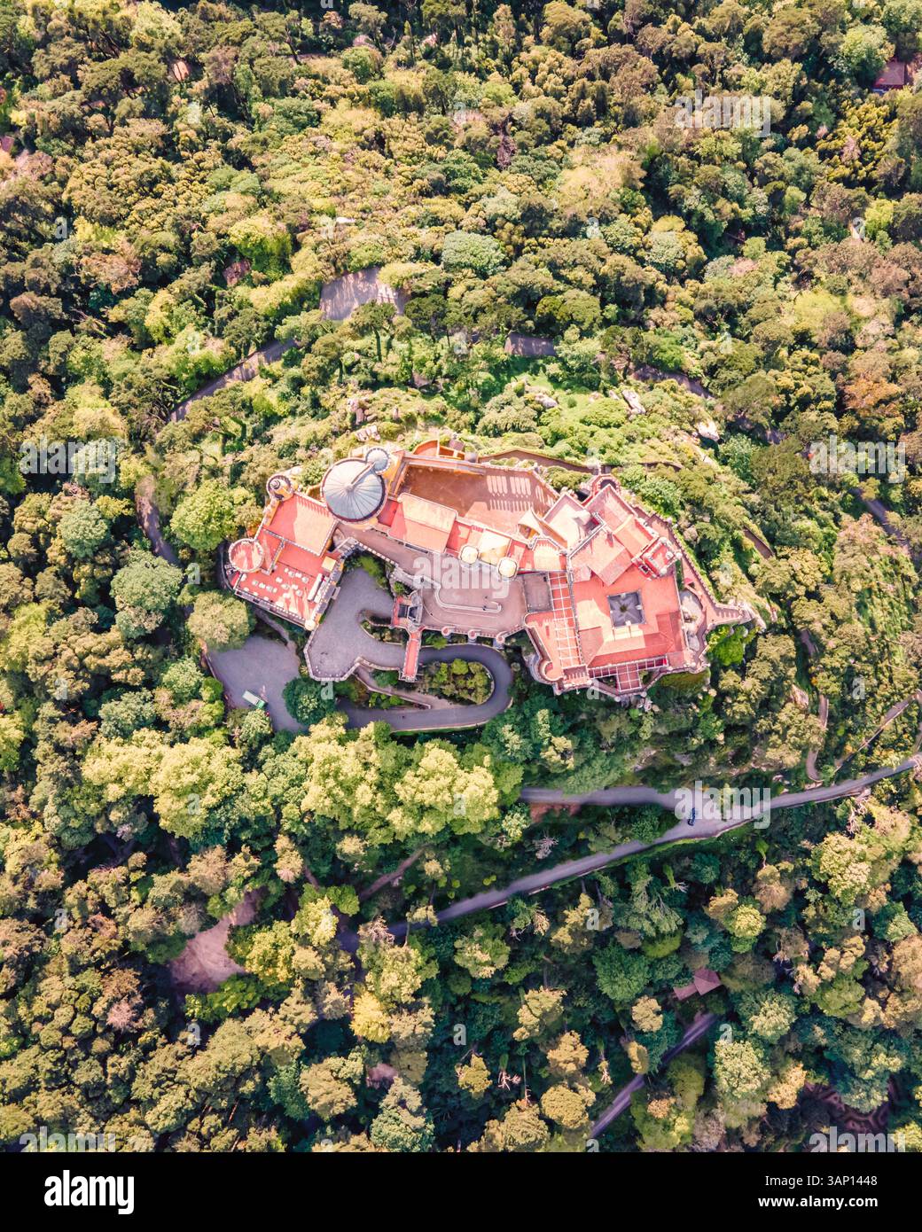Vista aerea del Palazzo pena dall'alto, vista del più iconico monumento del castello di Sintra, Lisbona, Portogallo. Foto Stock