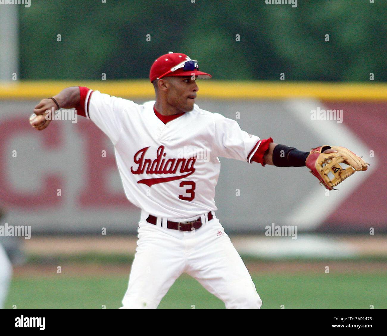 14 maggio 2011: Gli Indiana Hoosiers infield/Outfield Micah Johnson (3) lanciano in prima posizione per un out durante una partita di baseball NCAA tra lo Stato del Michigan e l'Università dell'Indiana al Sembower Field di Bloomington, Indiana. (Immagine di credito: © Pat Lovell/Cal Sport Media/ZUMAPRESS.com) Foto Stock