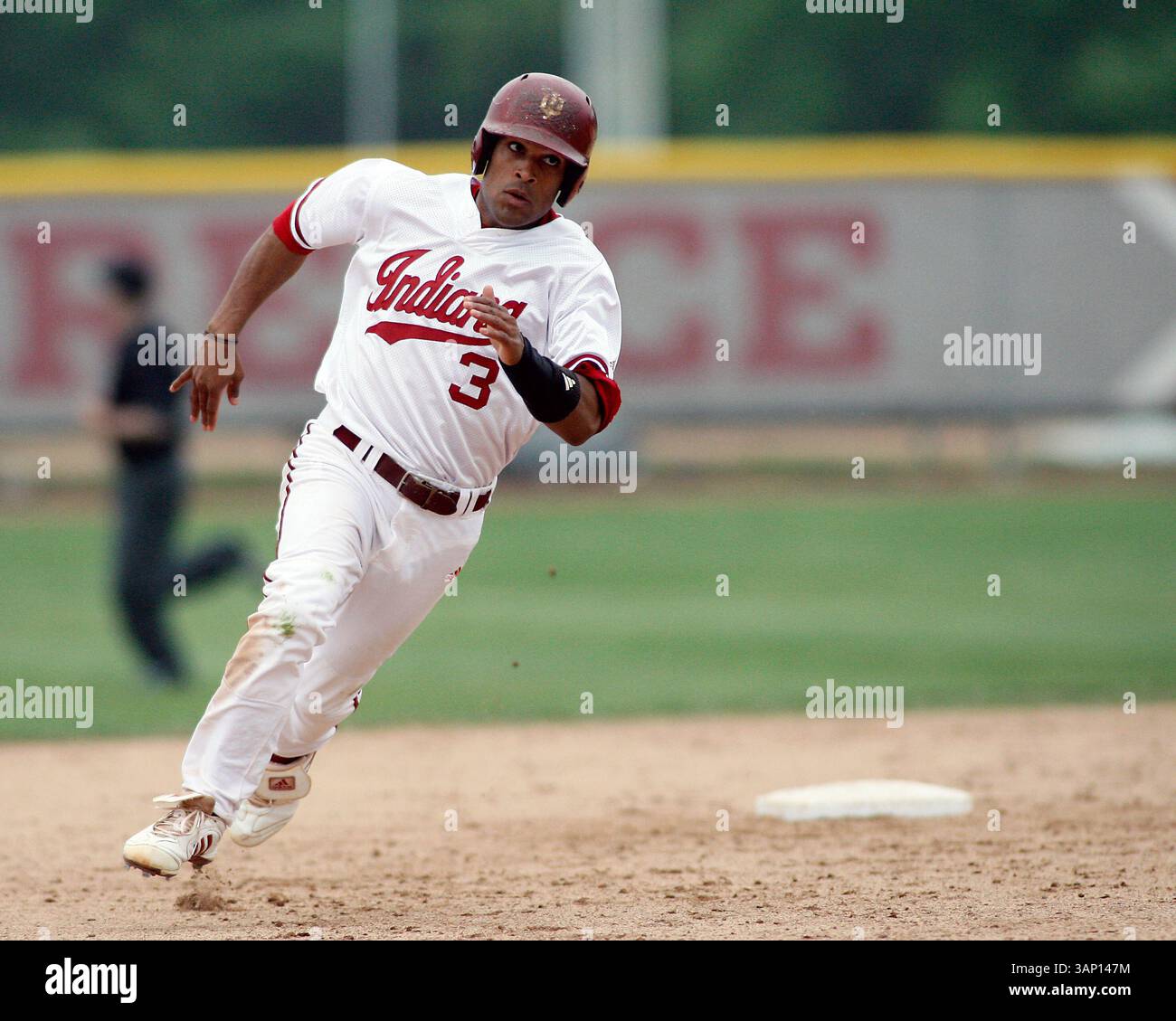 14 maggio 2011: L'Indiana Hoosiers, infield/Outfield Micah Johnson (3), gestisce le basi durante una partita di baseball NCAA tra lo Stato del Michigan e l'Indiana University al Sembower Field di Bloomington, Indiana. (Immagine di credito: © Pat Lovell/Cal Sport Media/ZUMAPRESS.com) Foto Stock
