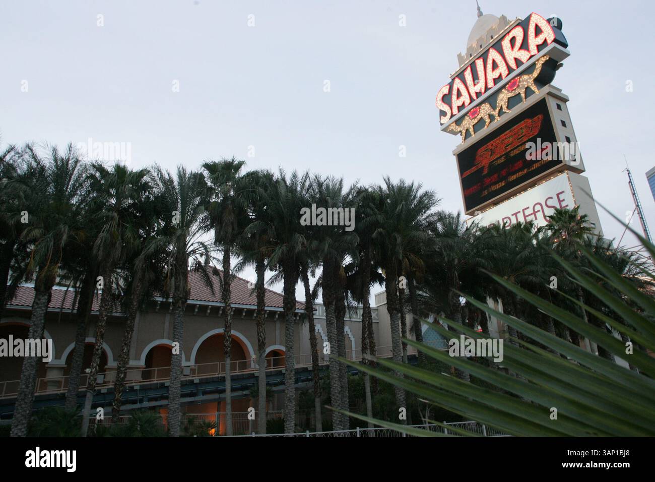2011 MAGGIO 16: Il segno del Sahara visto dalla mediana della Striscia. L'hotel-casinò Sahara chiude dopo 59 anni di attività sulla Strip di Las Vegas a Las Vegas, Nevada. Le 1.720 camere Sahara hanno aperto nel 1952 ed erano degli ultimi casinò dell'era Rat Pack che operavano sulla Strip (immagine di credito: © Josh Holmberg/Cal Sport Media/ZUMAPRESS.com) Foto Stock