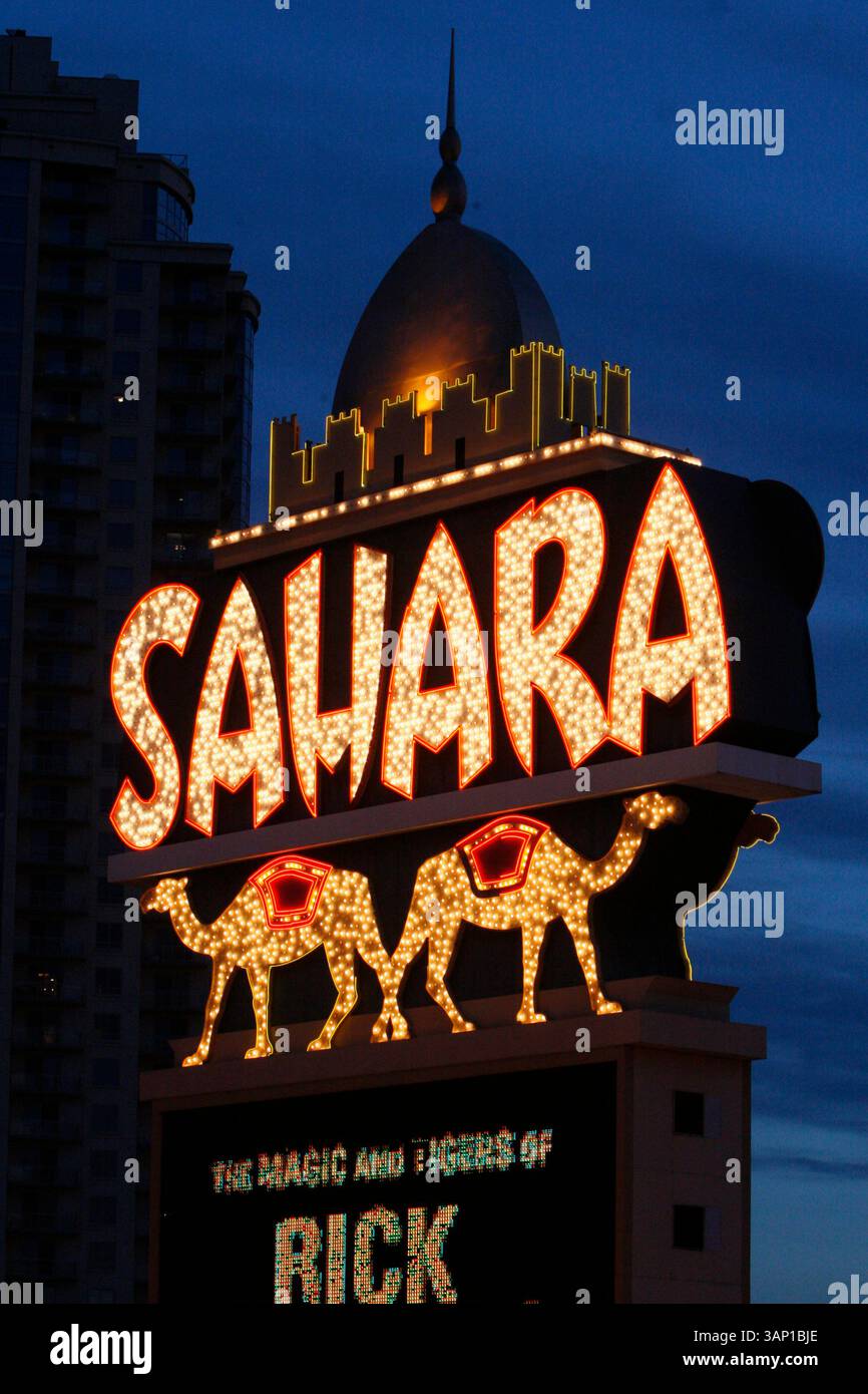 16 MAGGIO 2011: Il segno del Sahara visto all'alba del suo ultimo giorno di funzionamento. L'hotel-casinò Sahara chiude dopo 59 anni di attività sulla Strip di Las Vegas a Las Vegas, Nevada. Le 1.720 camere Sahara hanno aperto nel 1952 ed erano degli ultimi casinò dell'era Rat Pack che operavano sulla Strip (immagine di credito: © Josh Holmberg/Cal Sport Media/ZUMAPRESS.com) Foto Stock