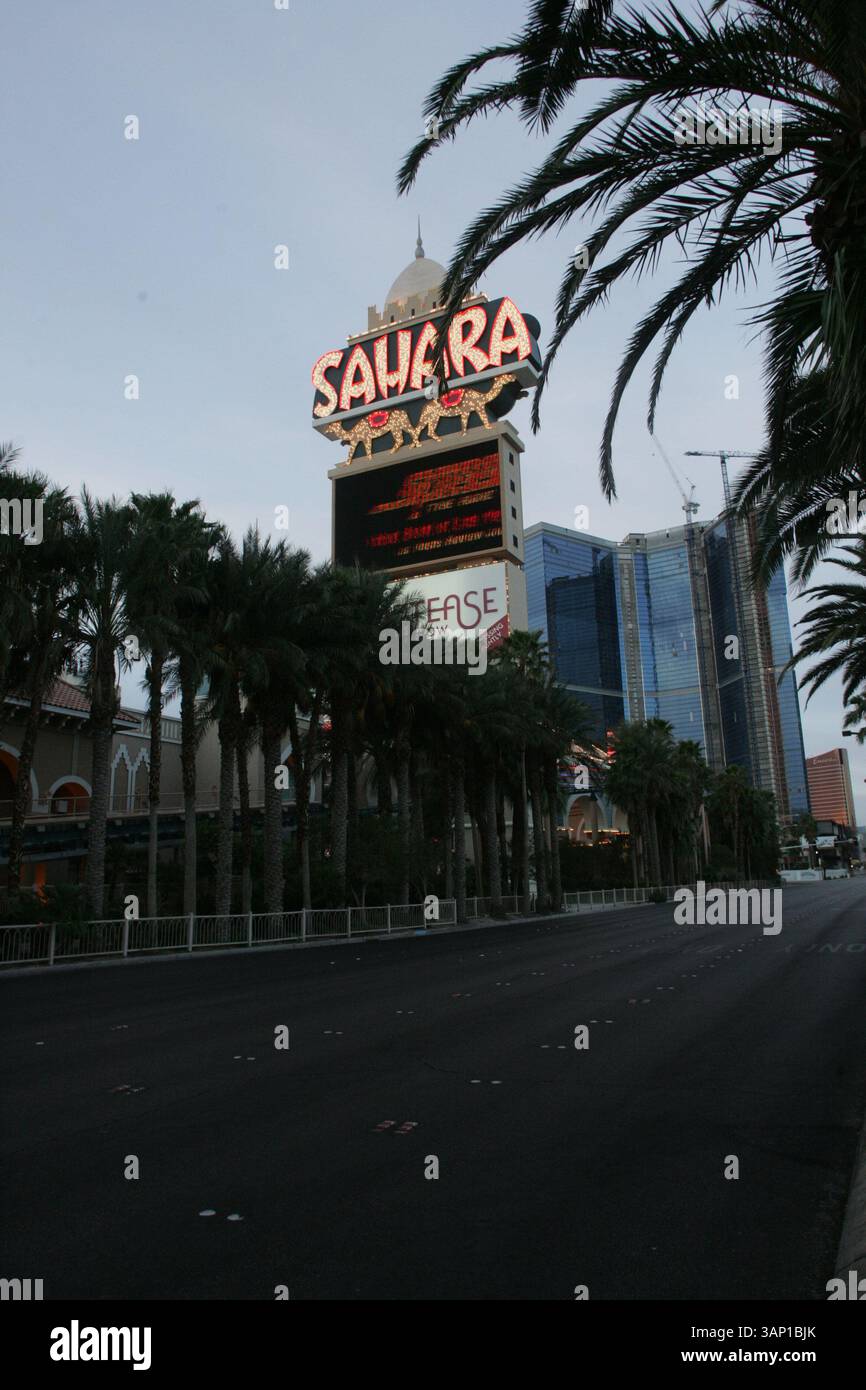 2011 MAGGIO 16: Il segno del Sahara visto dalla mediana della Striscia. L'hotel-casinò Sahara chiude dopo 59 anni di attività sulla Strip di Las Vegas a Las Vegas, Nevada. Le 1.720 camere Sahara hanno aperto nel 1952 ed erano degli ultimi casinò dell'era Rat Pack che operavano sulla Strip (immagine di credito: © Josh Holmberg/Cal Sport Media/ZUMAPRESS.com) Foto Stock
