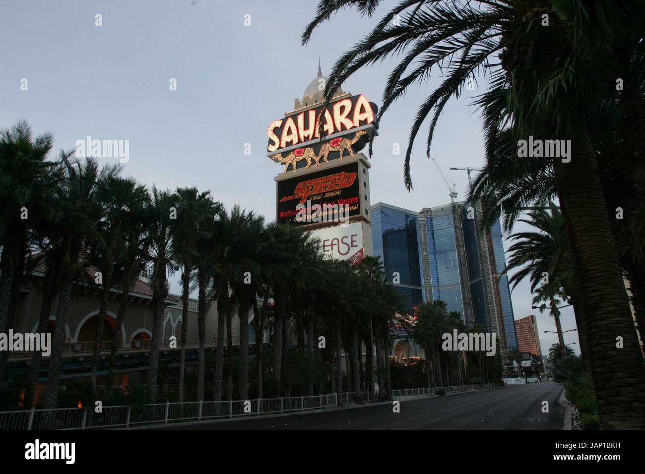 2011 MAGGIO 16: Il segno del Sahara visto dalla mediana della Striscia. L'hotel-casinò Sahara chiude dopo 59 anni di attività sulla Strip di Las Vegas a Las Vegas, Nevada. Le 1.720 camere Sahara hanno aperto nel 1952 ed erano degli ultimi casinò dell'era Rat Pack che operavano sulla Strip (immagine di credito: © Josh Holmberg/Cal Sport Media/ZUMAPRESS.com) Foto Stock
