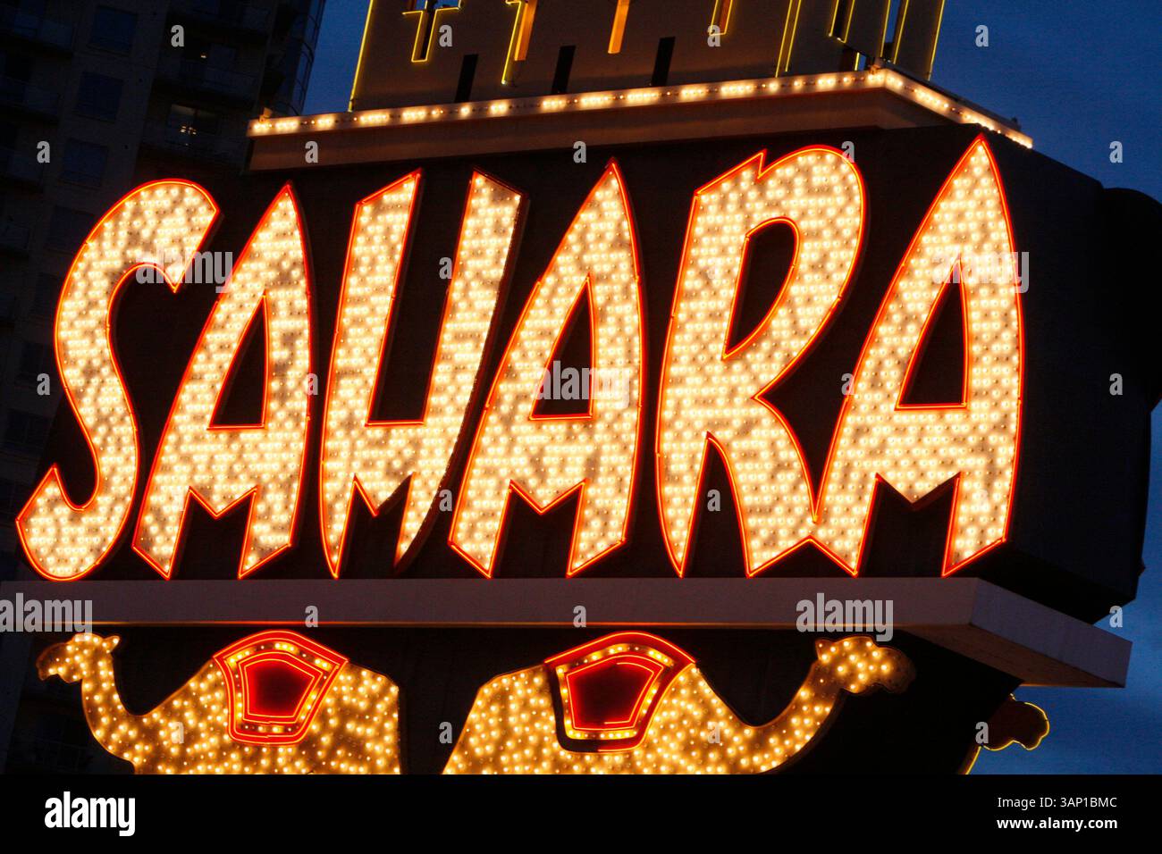 16 MAGGIO 2011: Il segno del Sahara visto all'alba del suo ultimo giorno di funzionamento. L'hotel-casinò Sahara chiude dopo 59 anni di attività sulla Strip di Las Vegas a Las Vegas, Nevada. Le 1.720 camere Sahara hanno aperto nel 1952 ed erano degli ultimi casinò dell'era Rat Pack che operavano sulla Strip (immagine di credito: © Josh Holmberg/Cal Sport Media/ZUMAPRESS.com) Foto Stock