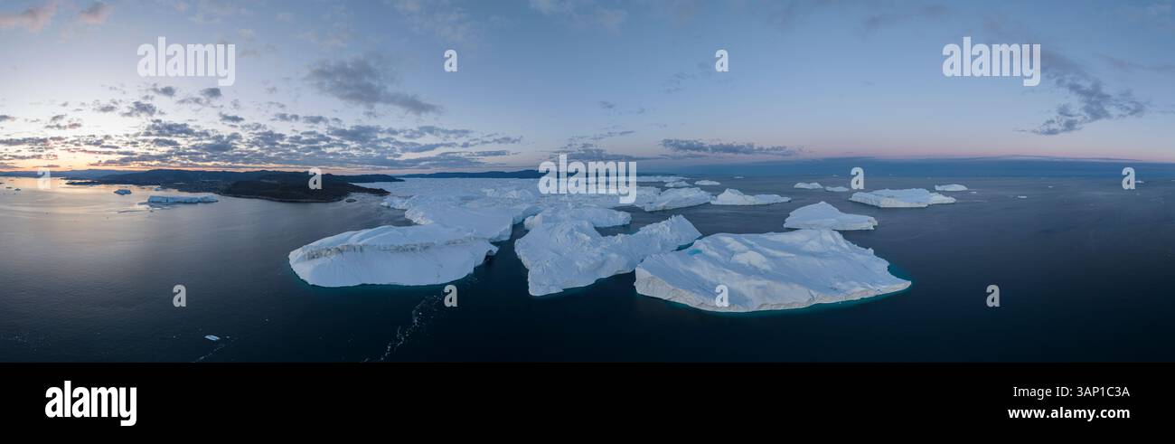 Vista aerea del fiordo di ghiaccio Ilulissat in Groenlandia all'ora blu mattutina, Artico. Foto Stock