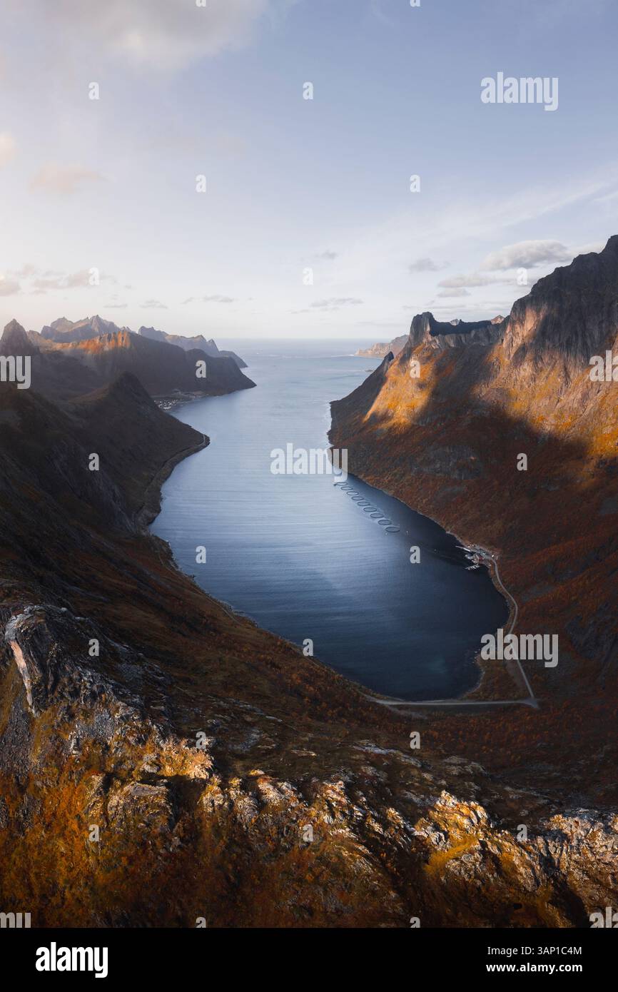 Veduta aerea del drone di Fjordgard sull'isola di Senja, Norvegia. Foto Stock