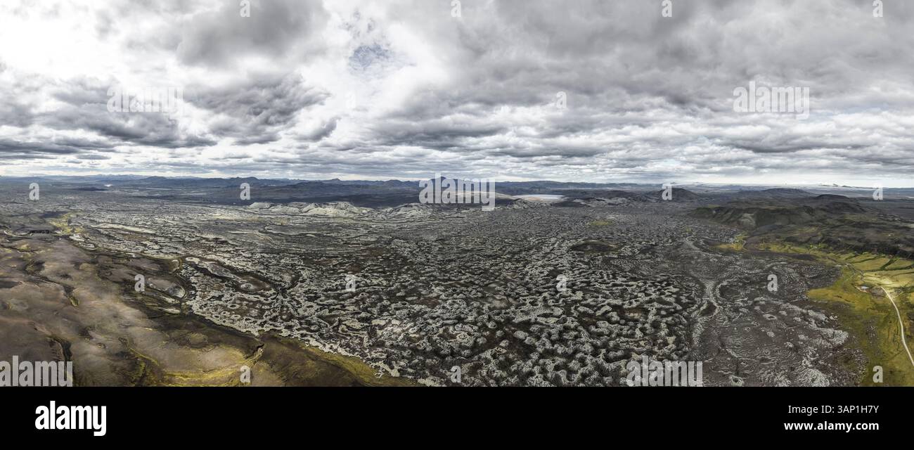 Vista aerea di un vasto campo lavico vicino al cratere Tjarnargigur a Kirkjubaejarklaustur, regione meridionale, Islanda. Foto Stock