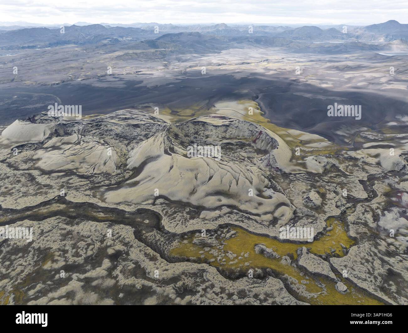 Vista aerea del cratere Tjarnargigur a Kirkjubaejarklaustur, regione meridionale, Islanda. Foto Stock