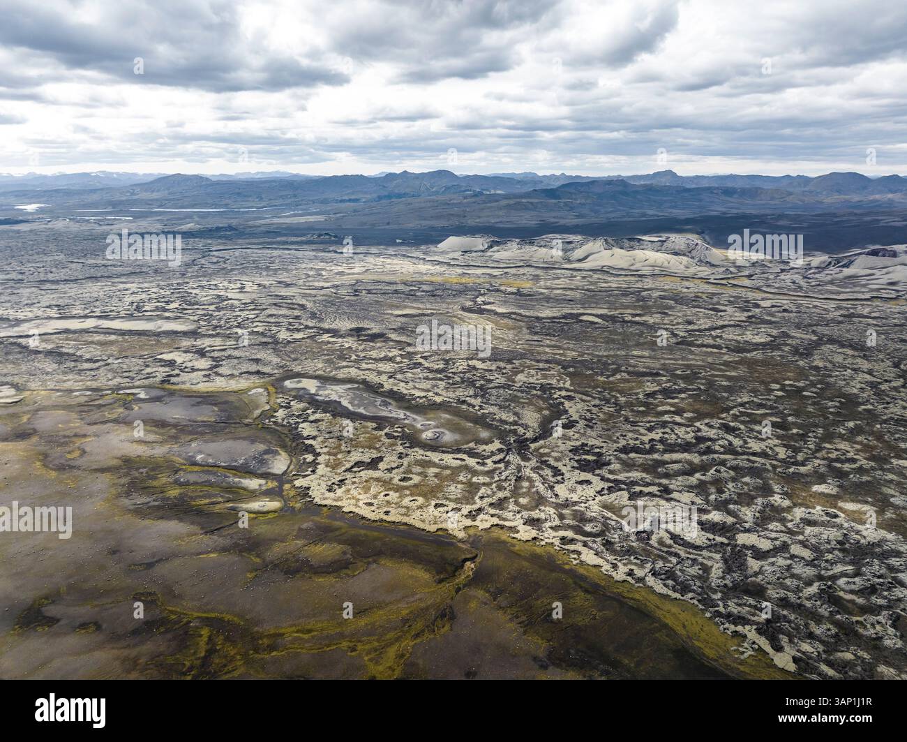Vista aerea di un vasto campo lavico vicino al cratere Tjarnargigur a Kirkjubaejarklaustur, regione meridionale, Islanda. Foto Stock
