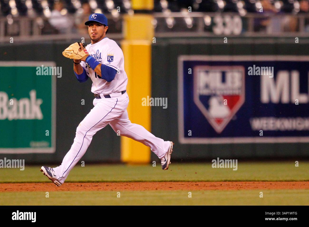 16 maggio 2011: Mike Aviles n. 13 di Kansas City in azione durante la partita MLB tra i Kansas City Royals e i Cleveland Indians al Kauffman Stadium di Kansas City, Missouri (Credit Image: © Kyle Rivas/Cal Sport Media/ZUMAPRESS.com) Foto Stock