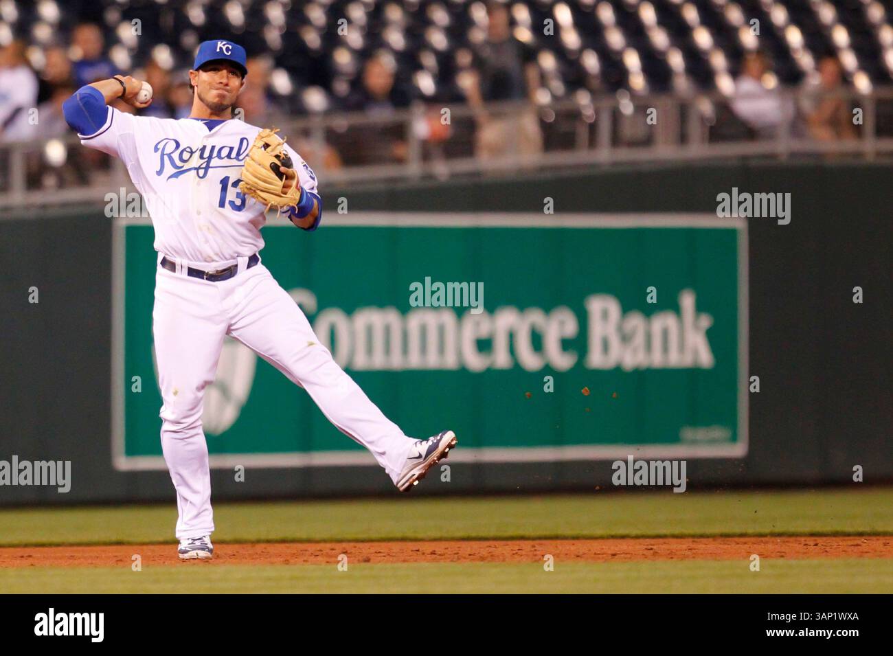 16 maggio 2011: Mike Aviles n. 13 di Kansas City in azione durante la partita MLB tra i Kansas City Royals e i Cleveland Indians al Kauffman Stadium di Kansas City, Missouri (Credit Image: © Kyle Rivas/Cal Sport Media/ZUMAPRESS.com) Foto Stock
