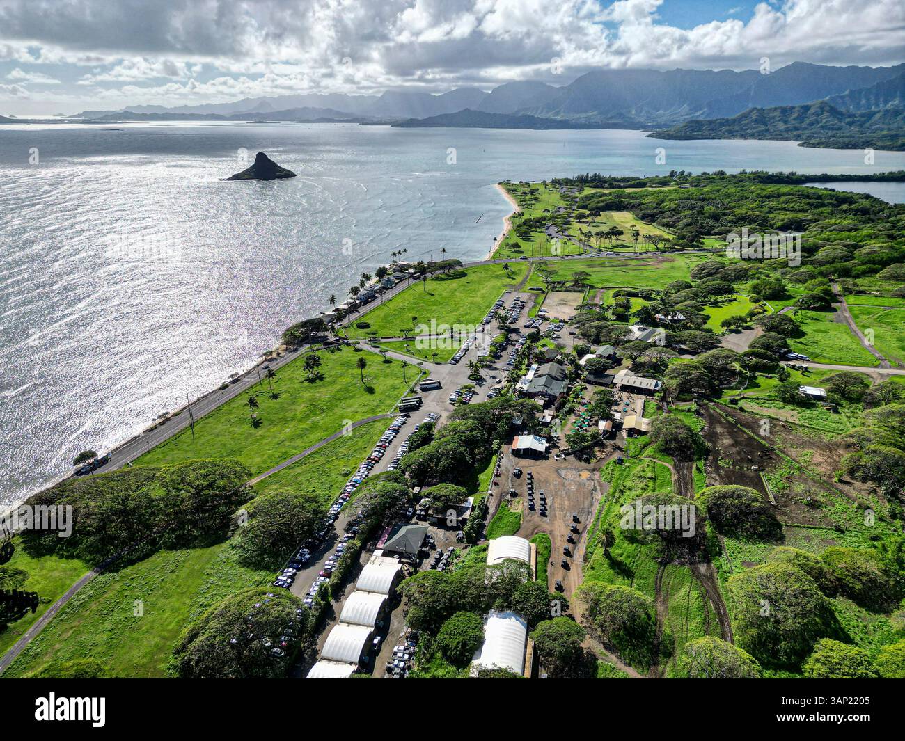 Vista aerea del Kualoa Ranch Chinaman's Hat, Hawaii, Stati Uniti. Foto Stock