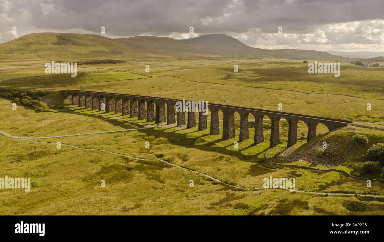 Vista aerea del viadotto Ribblehead e di Pen-y-ghent, Yorkshire Dales, Regno Unito Foto Stock